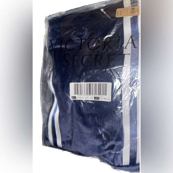 VICTORIA'S SECRET
Ribbed Velour Tote blue and white in sealed bag - Picture 4 of 6